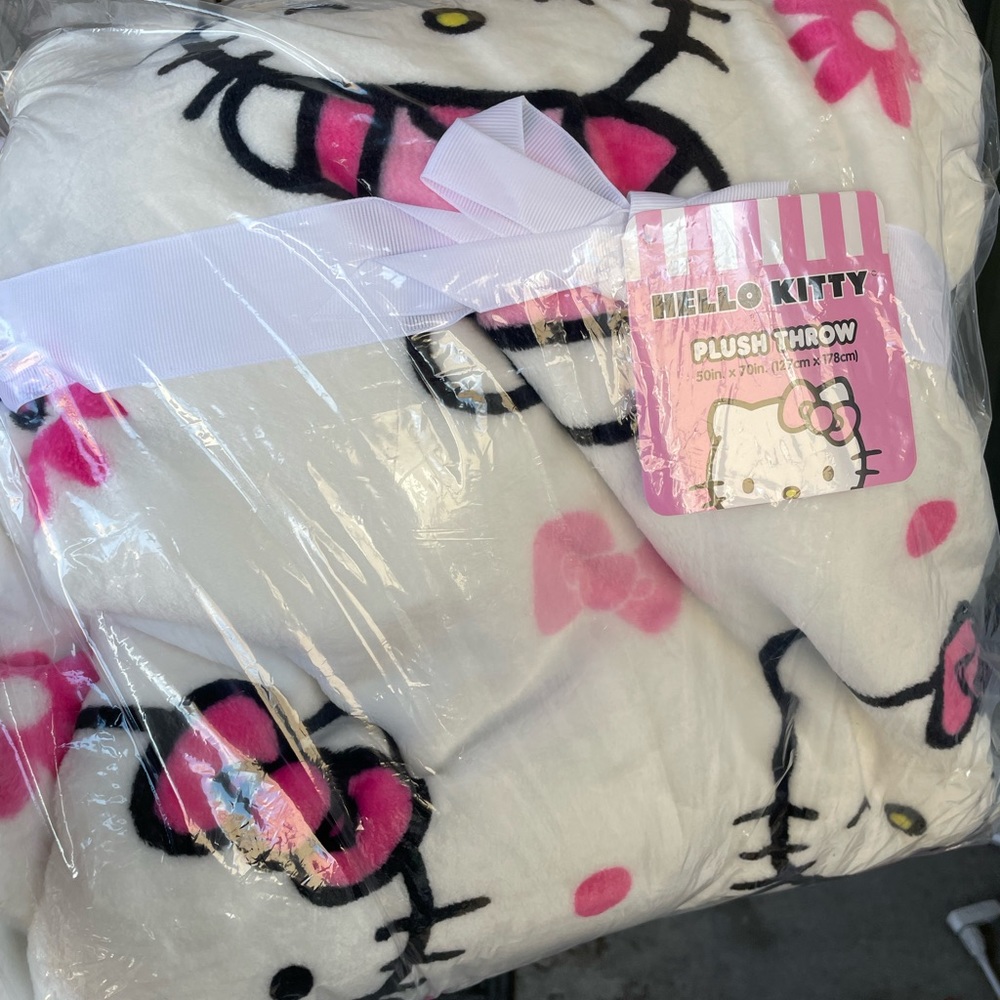 Hello kitty daisy throw blanket